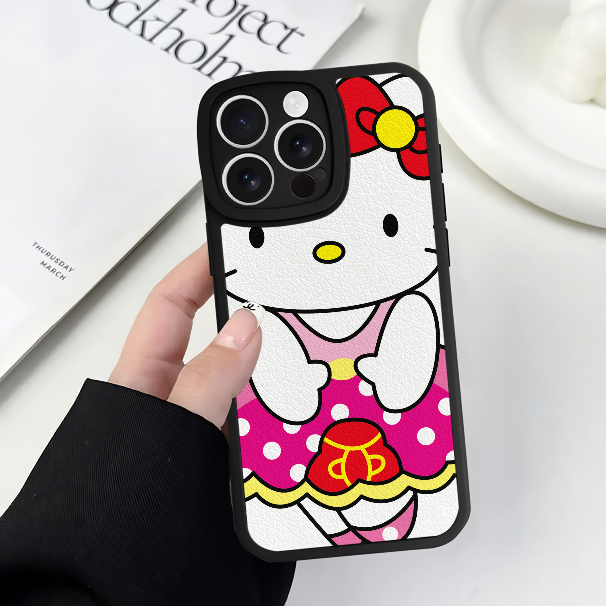 （画像用） Hello Kitty ハローキティ 【iPhone 16シリーズ対応】シリコンスマホケース（レザー調） 材質：シリコン